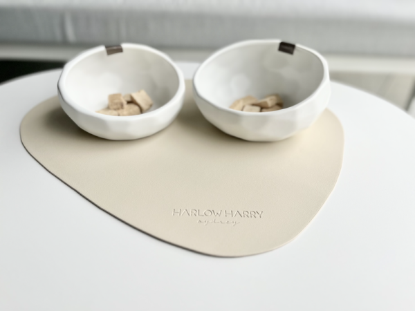 Monte & Co | Designer Dog Cat Dining Set in Natural White | Honeycomb Ceramic Pet Cat Dog Bowls Set in White by BARKLEY & BELLA and Designer Pet Feeding Placemat in Eggshell by Harlow Harry